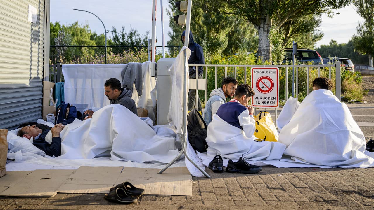 zaterdag Nu al Op tijd Zo'n 300 mensen sliepen vannacht buiten bij asielzoekerscentrum Ter Apel |  Binnenland | NU.nl