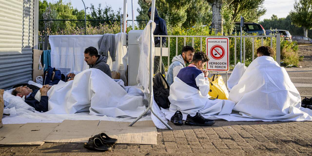 Zo'n 300 mensen sliepen vannacht buiten bij asielzoekerscentrum Ter Apel