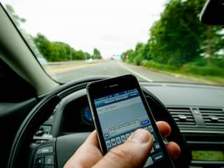 'Hogere boete voor ouders die in auto telefoon gebruiken'