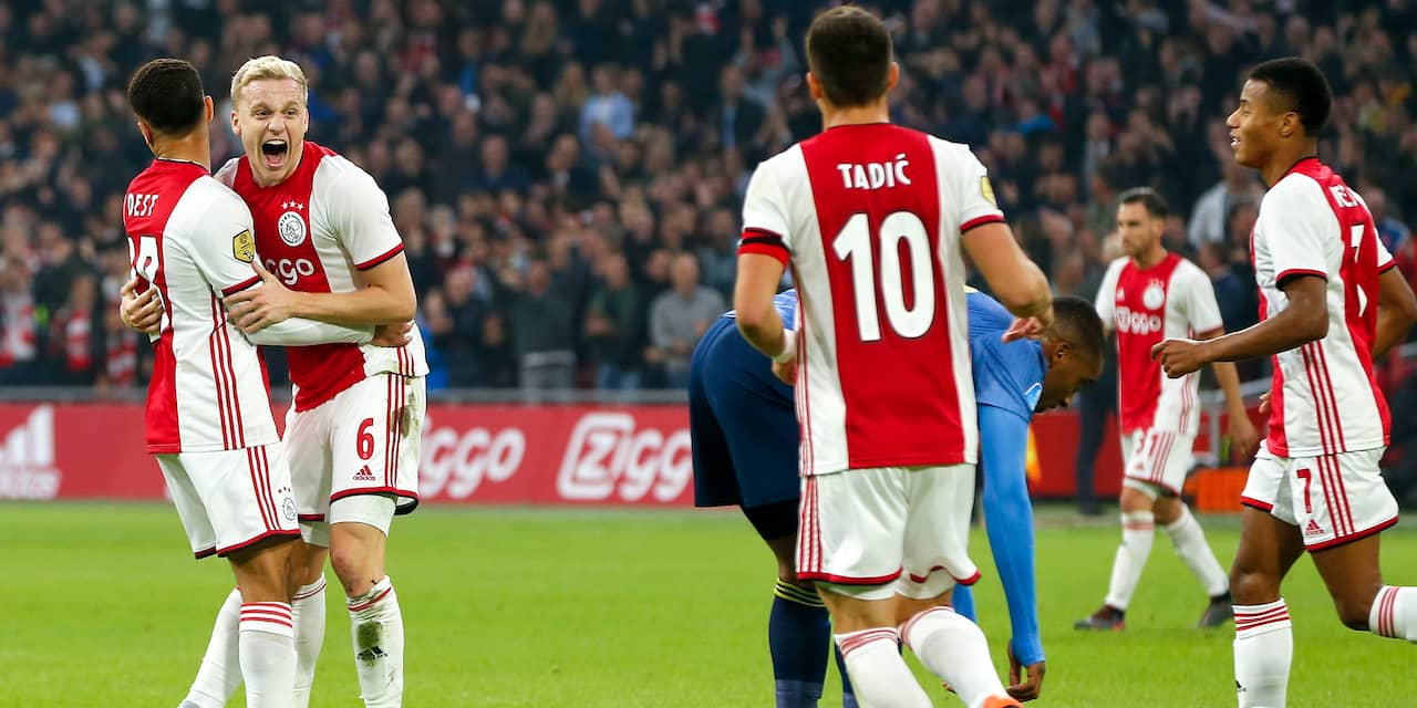 Ajax drukt Feyenoord dieper in de problemen door ruime zege in Klassieker
