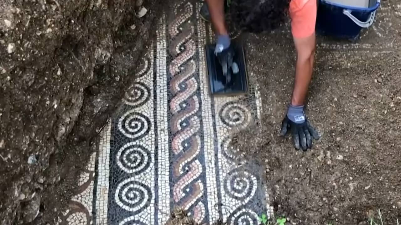Beeld uit video: Eeuwenoud Romeins mozaïek ontdekt nabij Verona