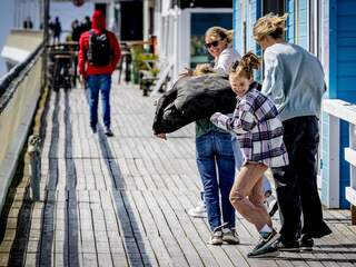 Bezoekers van Scheveningen trotseren de storm op de Pier