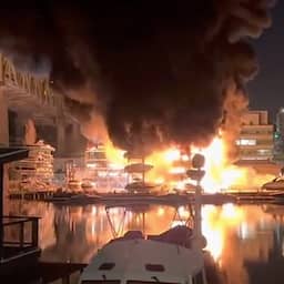 Video | Tientallen boten gaan in vlammen op in Seattle