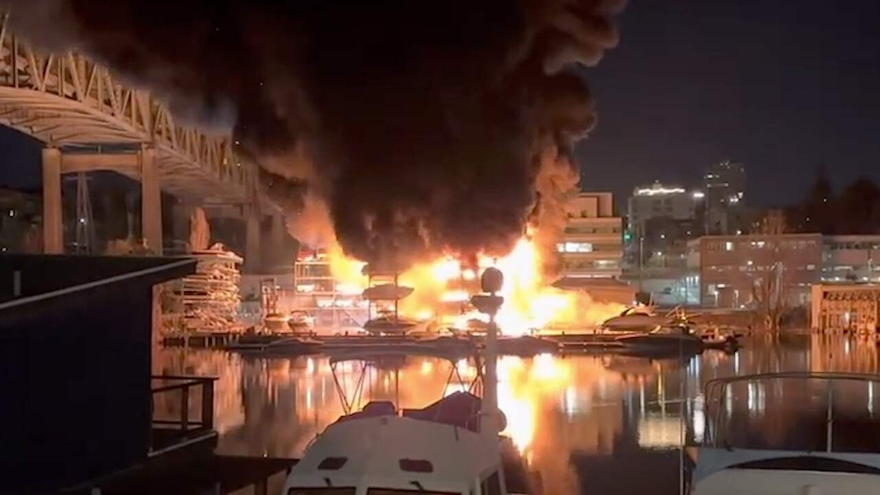 Beeld uit video: Tientallen boten gaan in vlammen op in Seattle