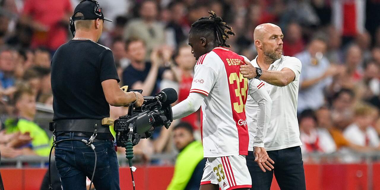 Ajax-verdediger Bassey twee wedstrijden geschorst na rode kaart tegen PSV