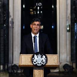 Britse premier in plotselinge toespraak: 'Democratie onder druk door extremisme'