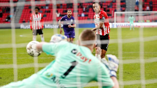 Eran Zahavi schiet de door FC Groningen betwiste strafschop recht door het midden binnen.