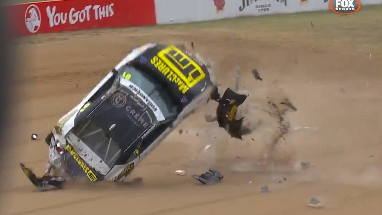 Coureur slaat meermaals over de kop bij race in Australië