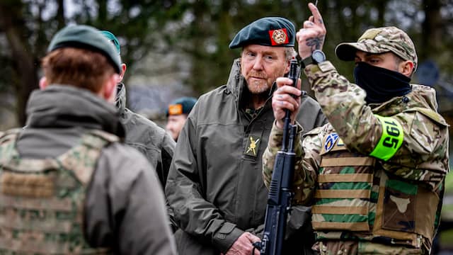 Koning ontvangt embleem van Oekraïense militair