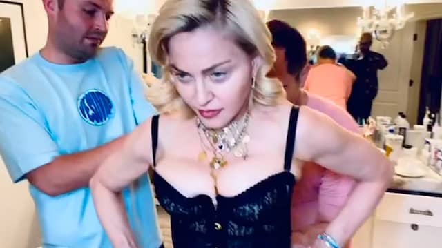 Beeld uit video: Madonna past outfits na maanden op krukken gelopen te hebben