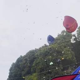 Video | Wervelwind blaast tenten de lucht in op Brits festival