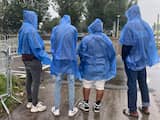Asielzoekers in Ter Apel wachten in de regen: 'Weer aan hun lot overgelaten'