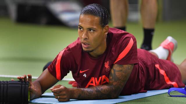 Virgil van Dijk trainde vooralsnog alleen mee met Liverpool.