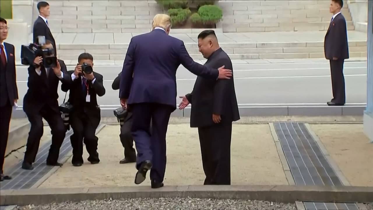 Beeld uit video: Trump zet als eerste Amerikaanse president voet in Noord-Korea