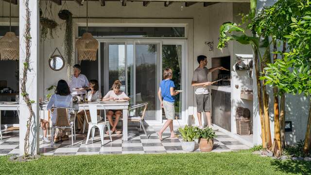 Met een buitenkeuken op houtskool of gas is de barbecue altijd dichtbij.