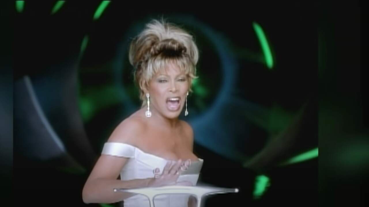 Beeld uit video: Tina Turner - Goldeneye