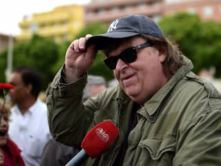 Michael Moore bedreigt New Yorkse gouverneur in show
