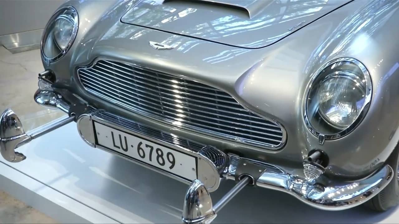 Beeld uit video: James Bond-auto geveild: De meeste gadgets doen het nog
