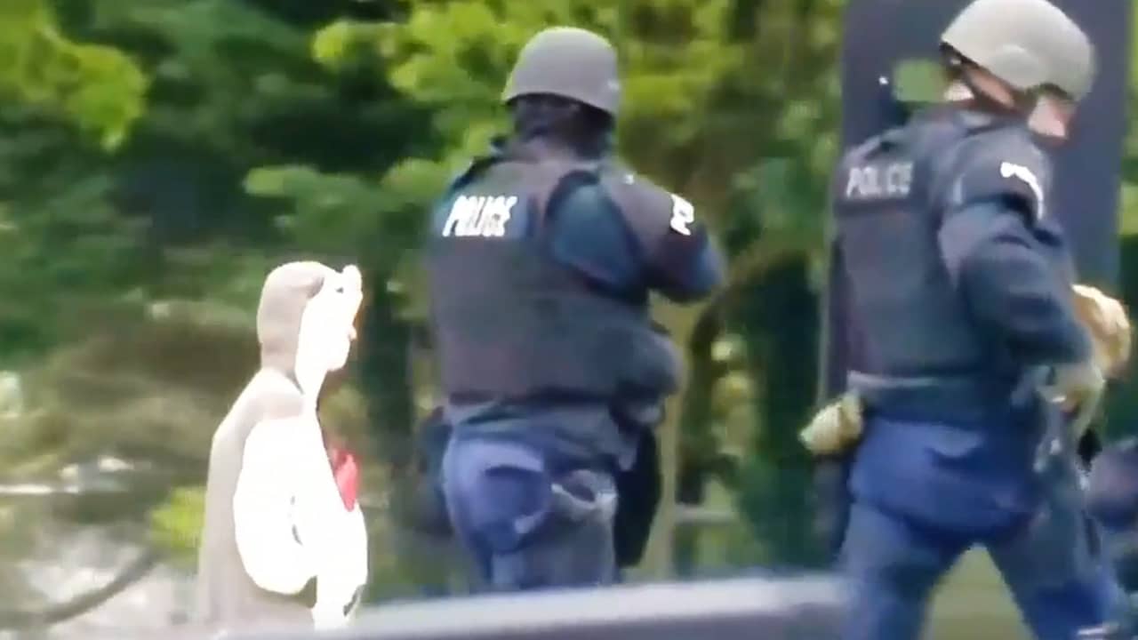 Beeld uit video: Politie VS schiet man in pandapak neer