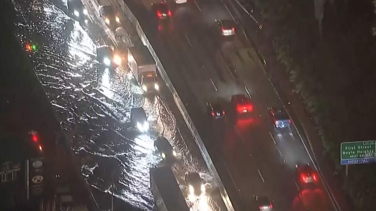 Beeld uit video: Luchtbeelden tonen overstroomde snelweg tijdens ochtendspits in VS