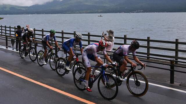 De acht koplopers kregen aanvankelijk veel ruimte van het peloton.