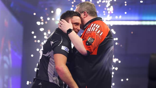 Gerwyn Price valt in de armen van Stephen Bunting na de wedstrijd.
