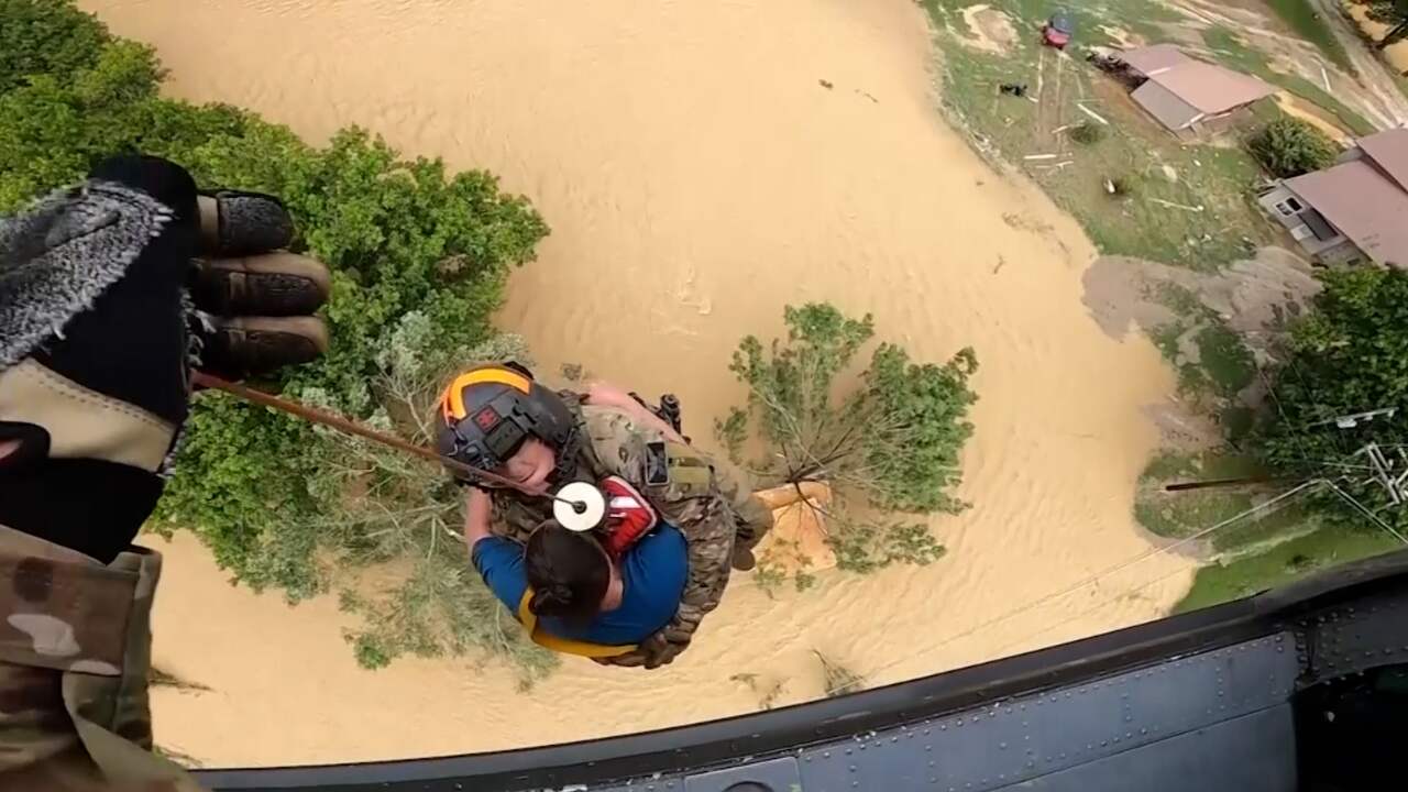Beeld uit video: Leger redt mensen met helikopter uit overstroomd gebied in VS