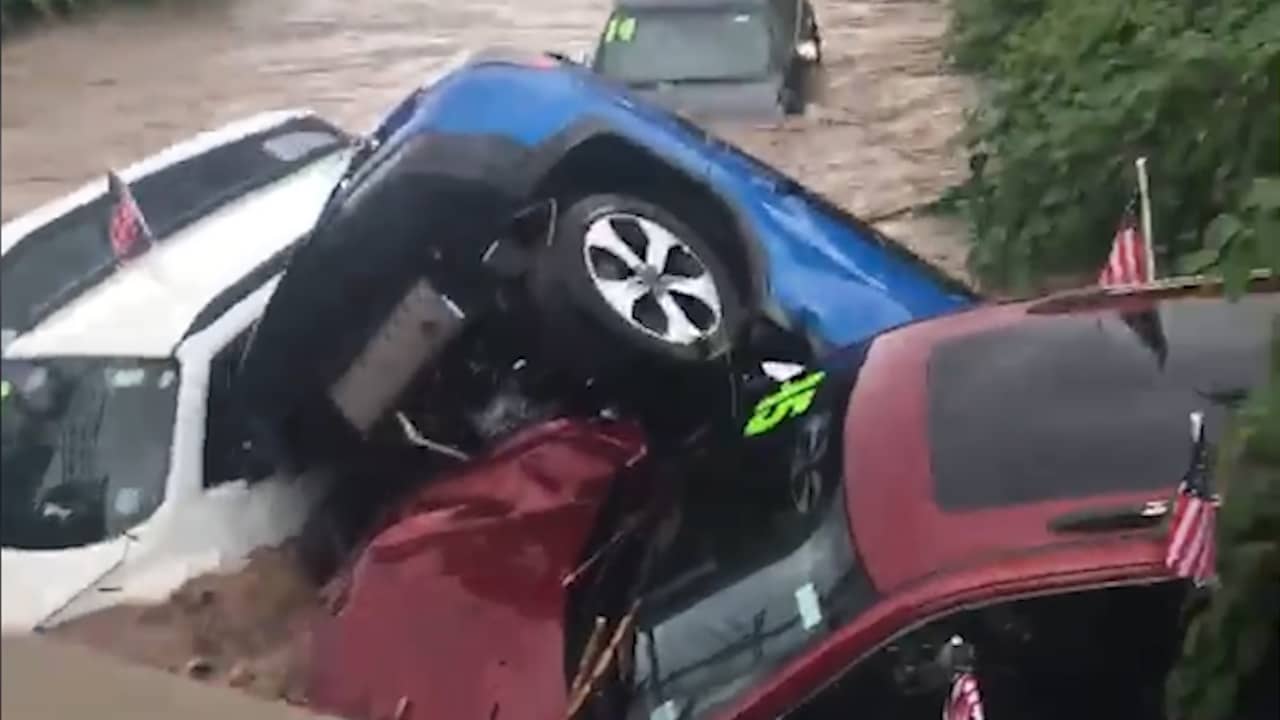 Beeld uit video: Overstroomde rivier New Jersey sleurt wagens autohandelaar mee