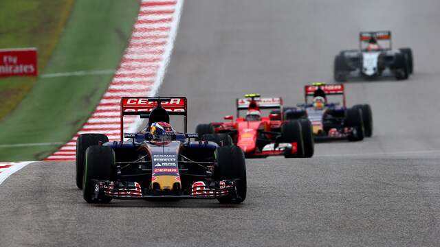 Max Verstappen met achter zich Kimi Räikkönen en zijn teamgenoot Carlos Sainz.