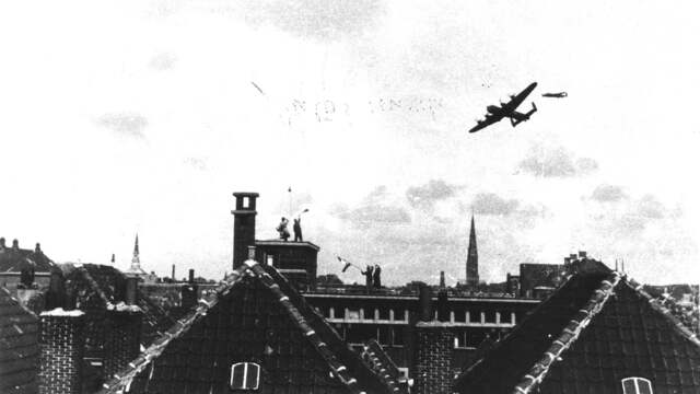 1945: Britse en Amerikaanse bommenwerpers droppen voedsel boven het hongerige westen van Nederland.