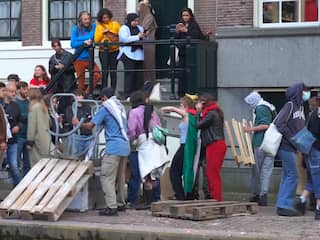 Pro-Palestijnse demonstranten bouwen barricade in centrum Amsterdam