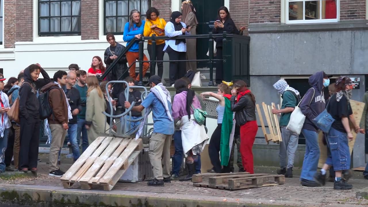 Beeld uit video: Pro-Palestijnse demonstranten bouwen barricade in centrum Amsterdam