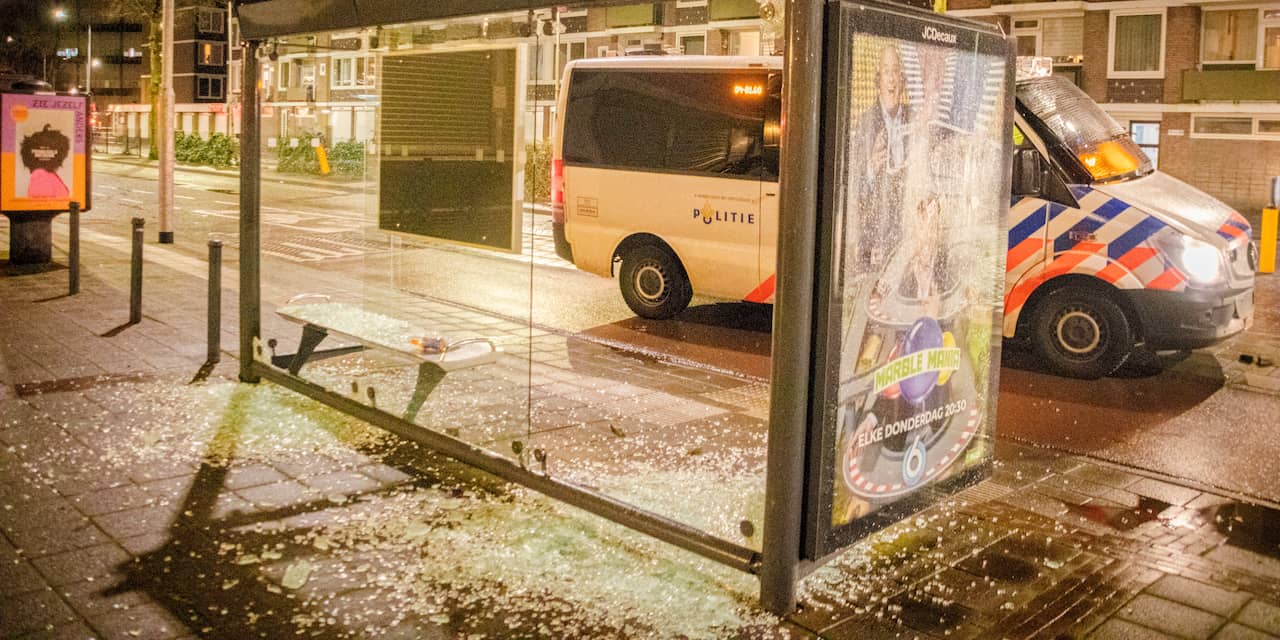 Persfotograaf bekogeld met stenen tijdens rellen in Haarlem