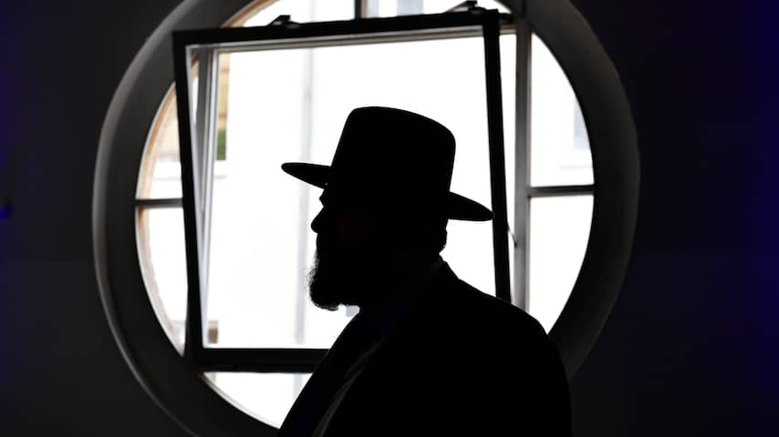 Man staat voor raam in Bet Zion synagoge in Berlijn