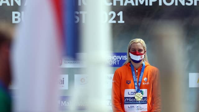 Sharon van Rouwendaal luistert naar het Nederlandse volkslied na haar Europese titel op de 5 kilometer in het open water.
