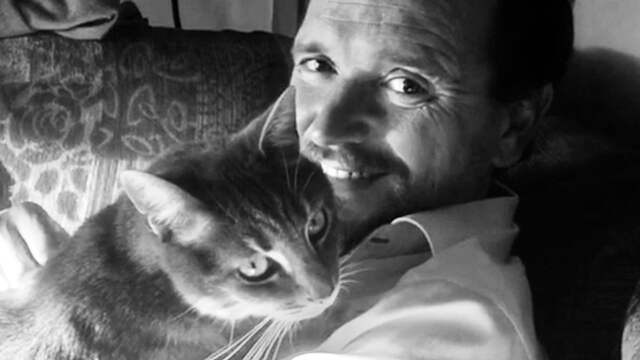Stéphane Garnier met kat Néo.