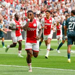 Ajax mede dankzij hattrick Bergwijn met ruime cijfers langs FC Groningen