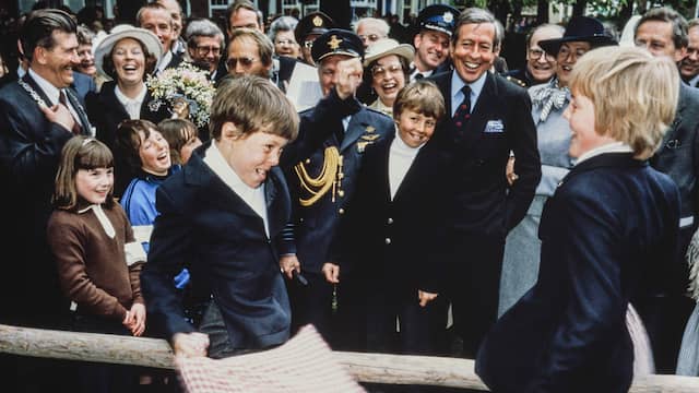 De eerste Koninginnedag met Beatrix als koningin vindt plaats in 1981. Het gezin bezoekt dan de gemeenten Veere en Breda. Op deze foto doen Willem-Alexander en zijn broer Constantijn mee aan een kussengevecht.