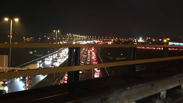 Slecht weer en ongelukken veroorzaken drukke avondspits. Slecht weer en ongelukken veroorzaken drukke avondspits.