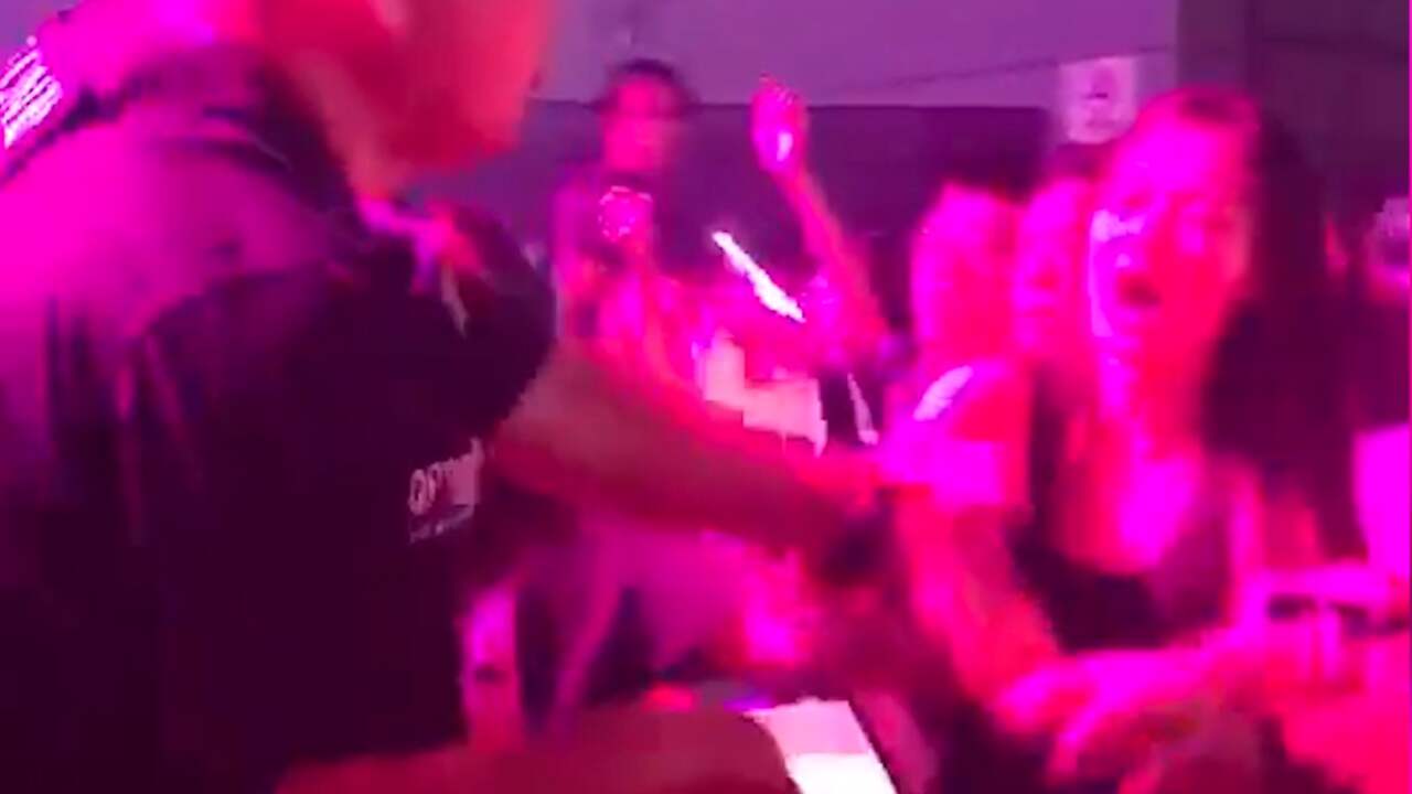 Beeld uit video: Bewaker gebruikt geweld tegen dansende jongeren concert Dua Lipa