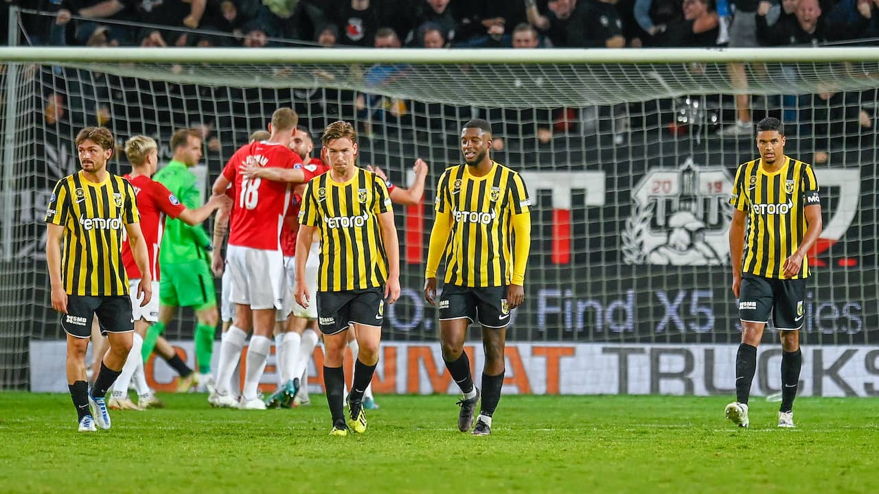 De spelers van Vitesse dropen af na de 3-1-nederlaag tegen FC Utrecht.