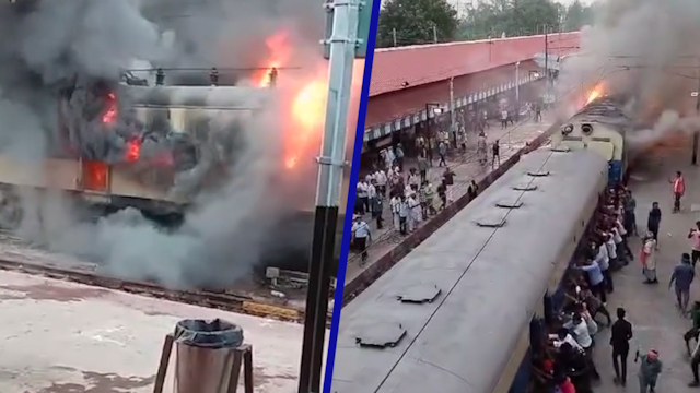 Indiërs duwen trein weg van brandend rijtuig