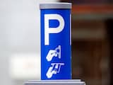 Auto op straat parkeren wordt volgend jaar in Enschede weer iets duurder