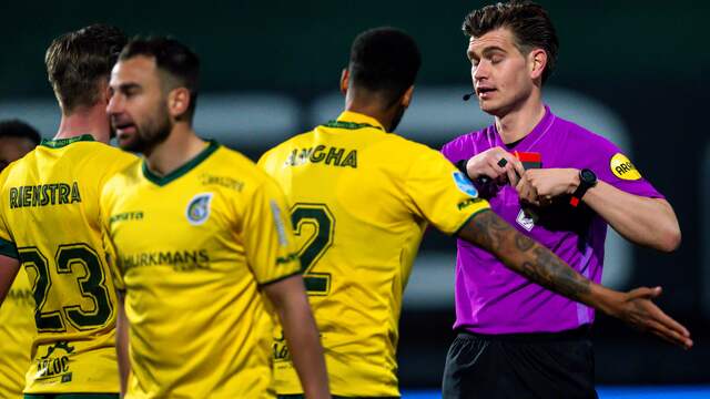 Roel Janssen loopt weg nadat scheidsrechter Joey Kooij hem een rode kaart heeft gegeven.