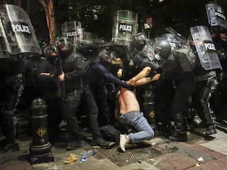 Politie Georgië zet waterkanonnen en traangas in tegen demonstranten