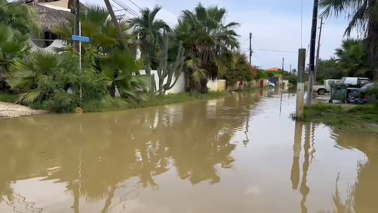 Beeld uit video: Straten op Bonaire staan blank na hevige regenval