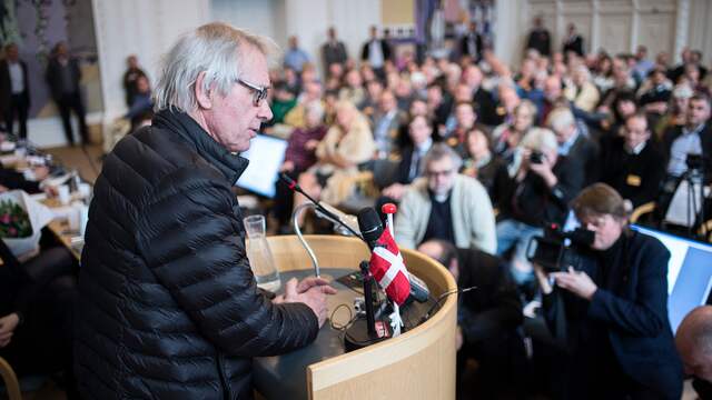 Vilks houdt een speech nadat hij de Freedom of the Press Award heeft ontvangen.