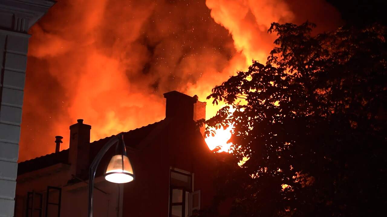 Beeld uit video: Vlammen slaan uit woning bij grote brand in Deventer