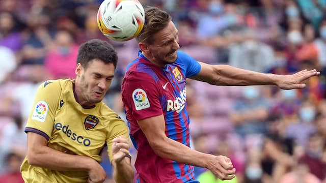 Luuk de Jong maakte zondag zijn eerste treffer voor Barcelona.