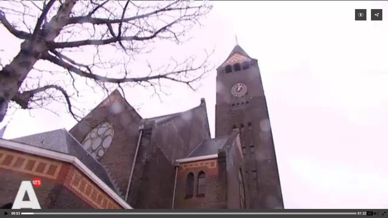 Dakdelen waaien van Vredeskerk